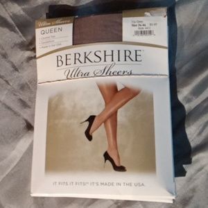 Berkshire ultra sheer queen control top sandal foot size is 3x-4x color Nu grey